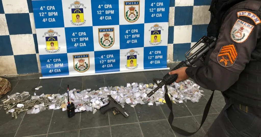 Imagem ilustrativa da imagem Dupla é presa com drogas e arma na Zona Norte de Niterói
