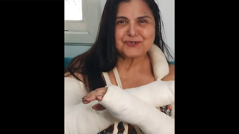 Imagem ilustrativa da imagem Após quebrar os dois braços, atriz Elizangela tranquiliza fãs e recebe apoio da web