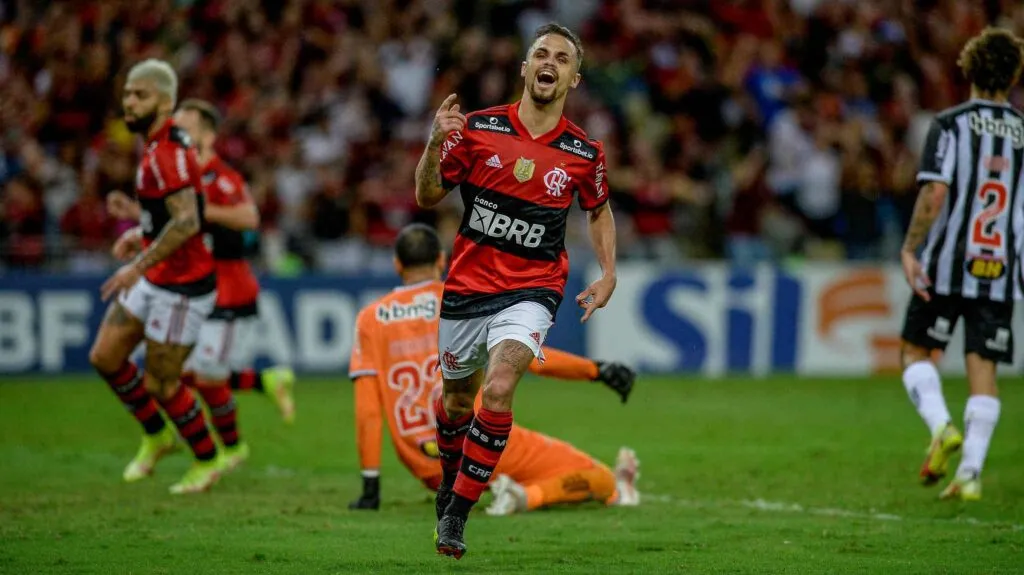 Imagem ilustrativa da imagem Flamengo vence o Galo com apoio da torcida e briga pelo Brasileirão
