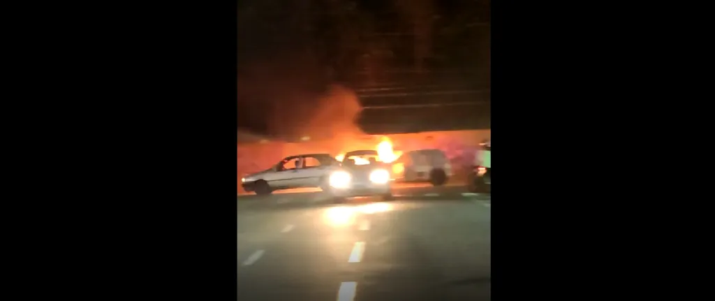 Imagem ilustrativa da imagem Veículo pega fogo e assusta motoristas em rua da Zona Sul de Niterói