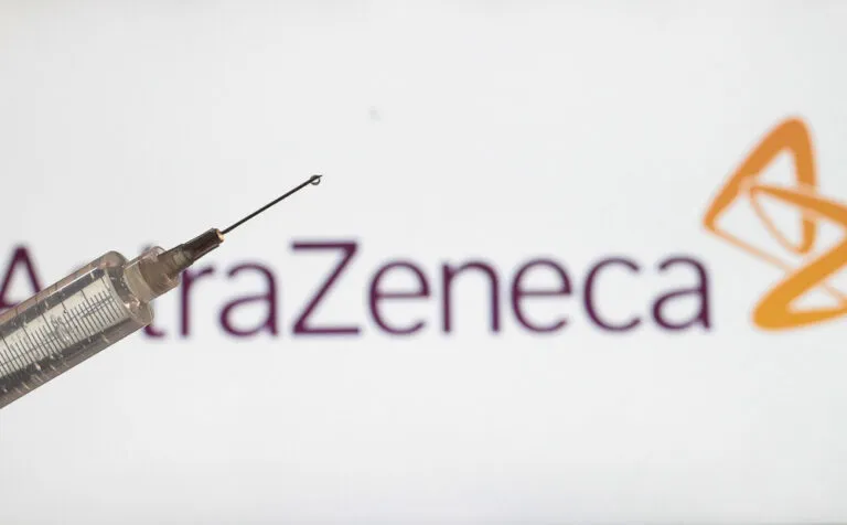 Imagem ilustrativa da imagem Fiocruz e AstraZeneca firmam acordo para produção de doses contra Covid-19 em 2022