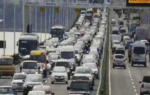 Imagem ilustrativa da imagem Caminhão enguiça na Ponte Rio-Niterói e causa reflexos no trânsito