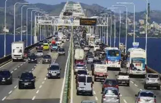 Imagem ilustrativa da imagem Carro pega fogo na Ponte Rio-Niterói e complica trânsito