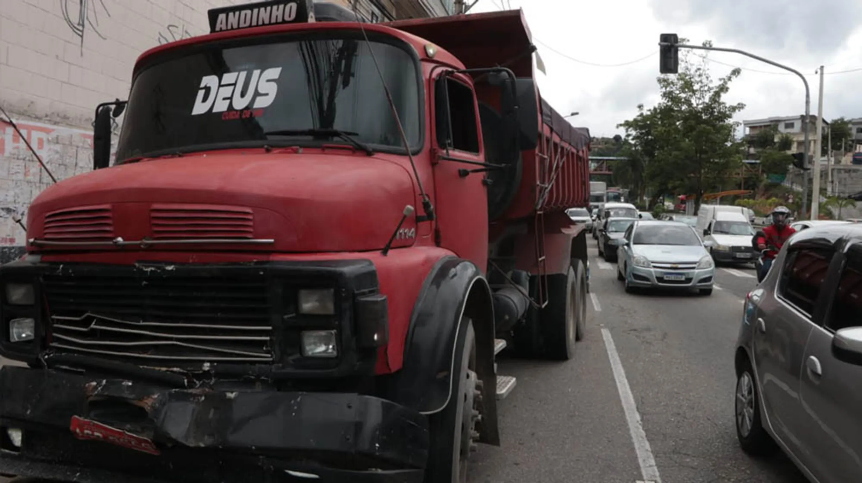 Imagem ilustrativa da imagem Acidente deixa feridos e complica trânsito na Zona Norte de Niterói