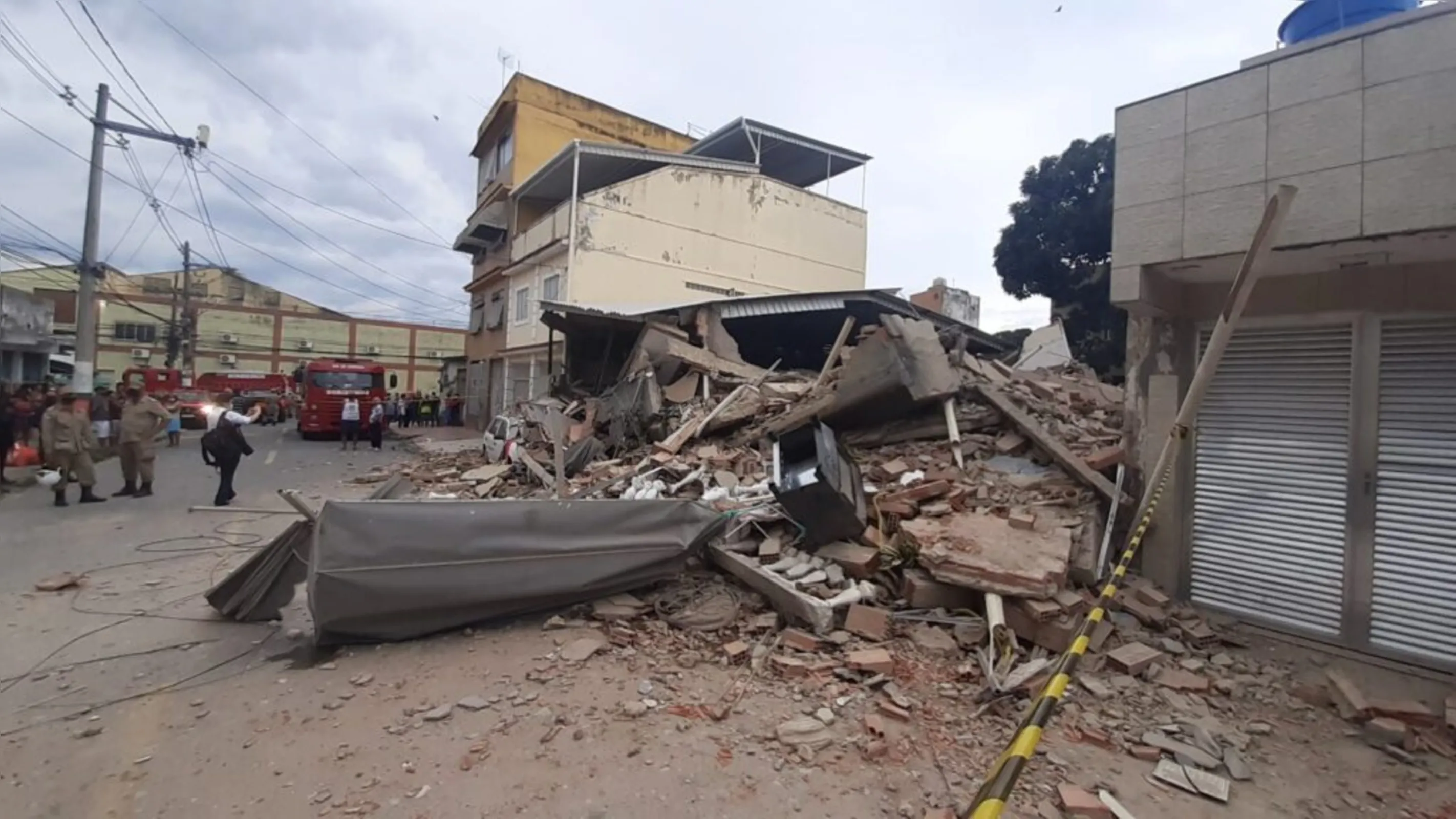 Imagem ilustrativa da imagem Bombeiros encerram buscas em prédio que desabou no Rio