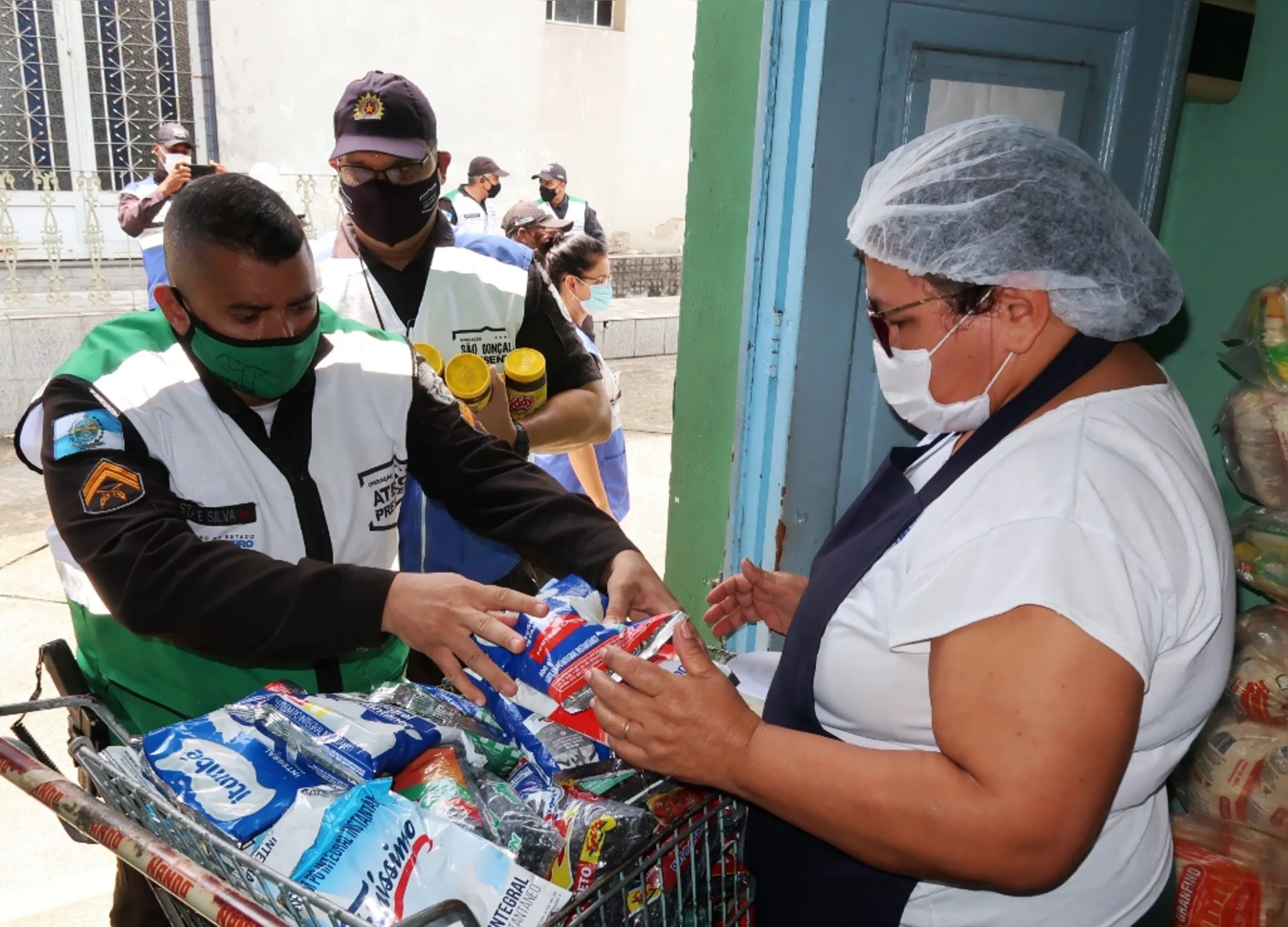 Imagem ilustrativa da imagem Abrigo Cristo Redentor recebe doação de policiais em São Gonçalo