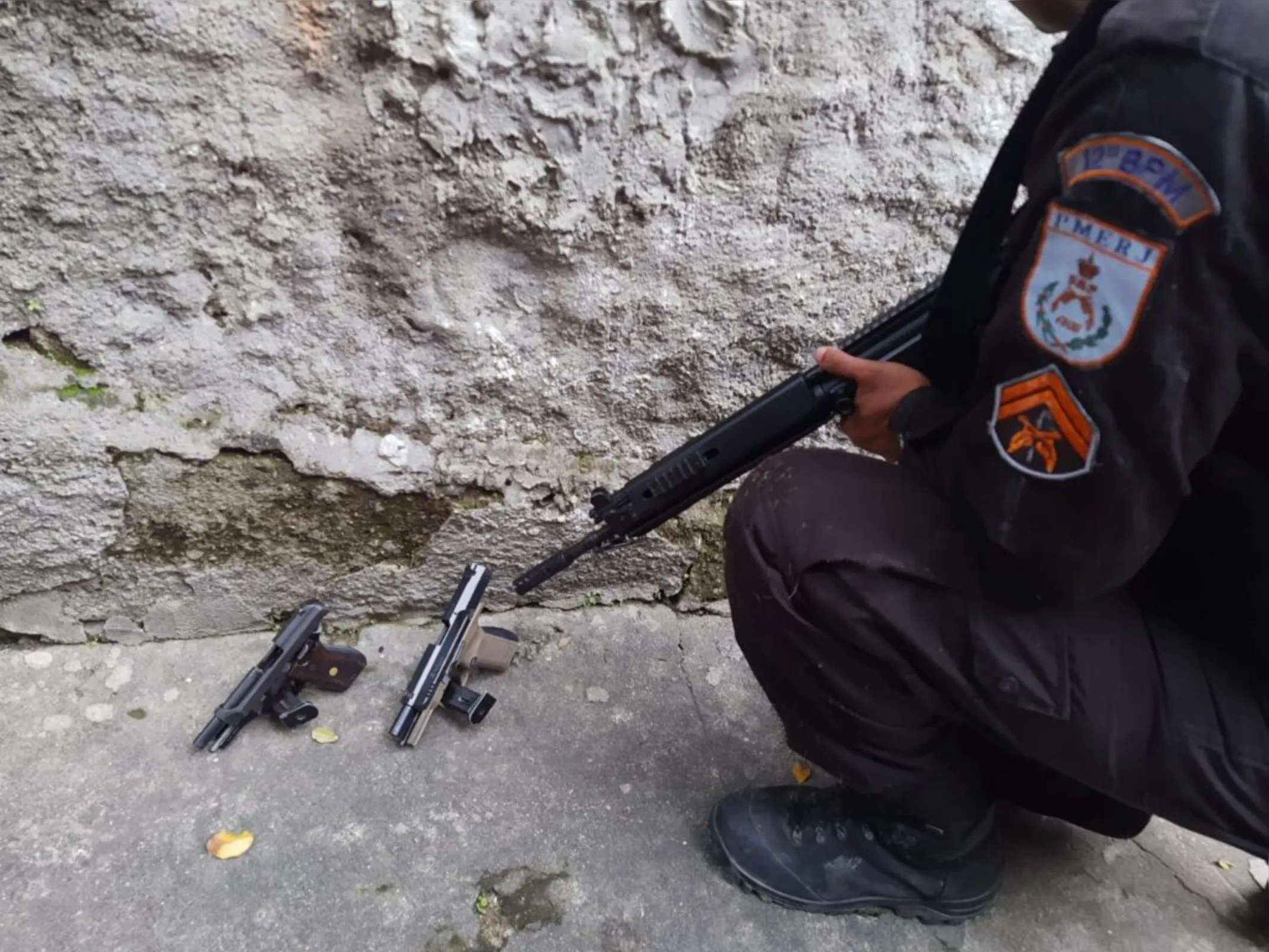 Imagem ilustrativa da imagem Dupla de criminosos é presa com armas em comunidade de Niterói