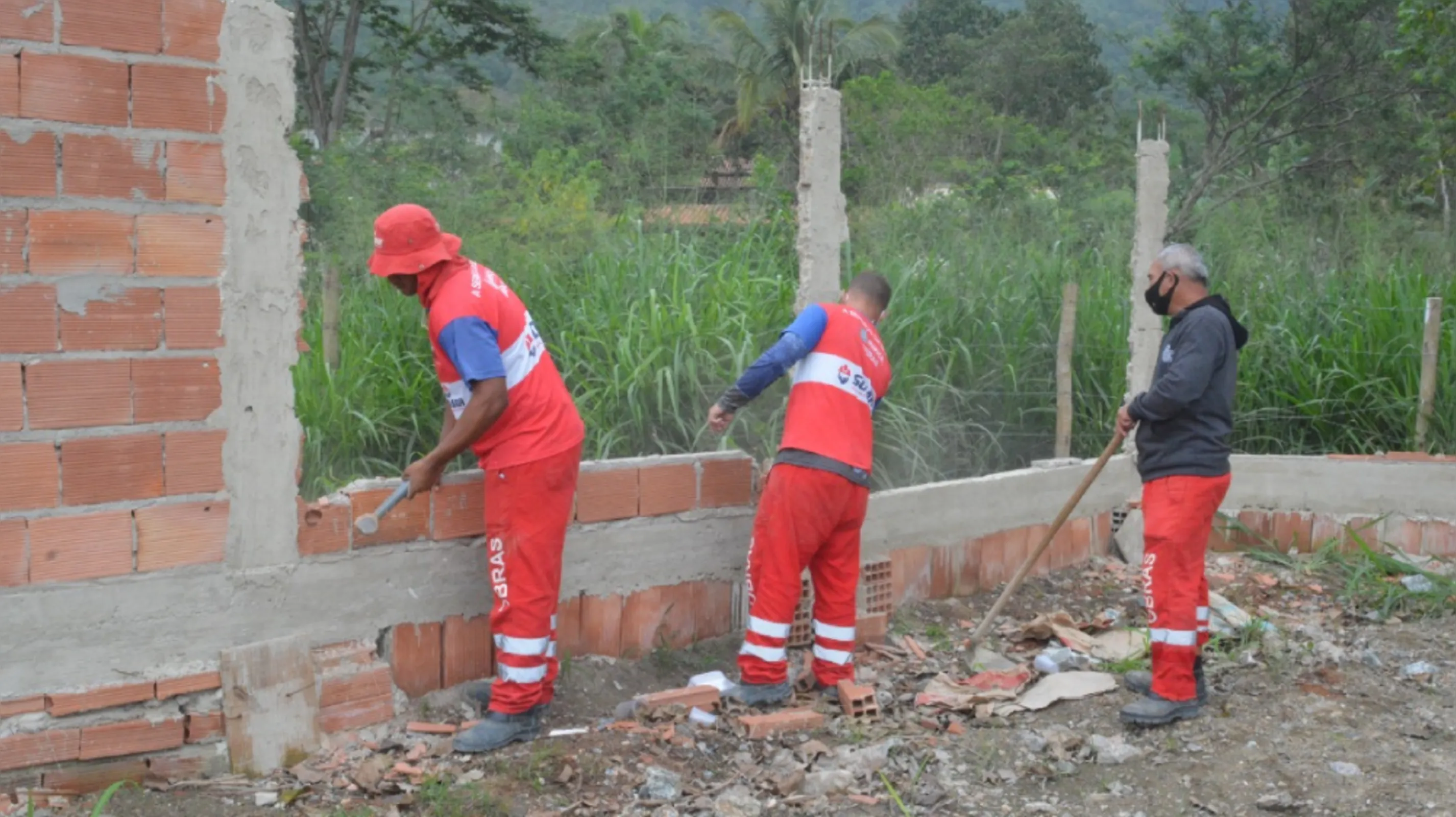Imagem ilustrativa da imagem Muros construídos irregularmente são destruídos em rua de Itaipuaçu, em Maricá