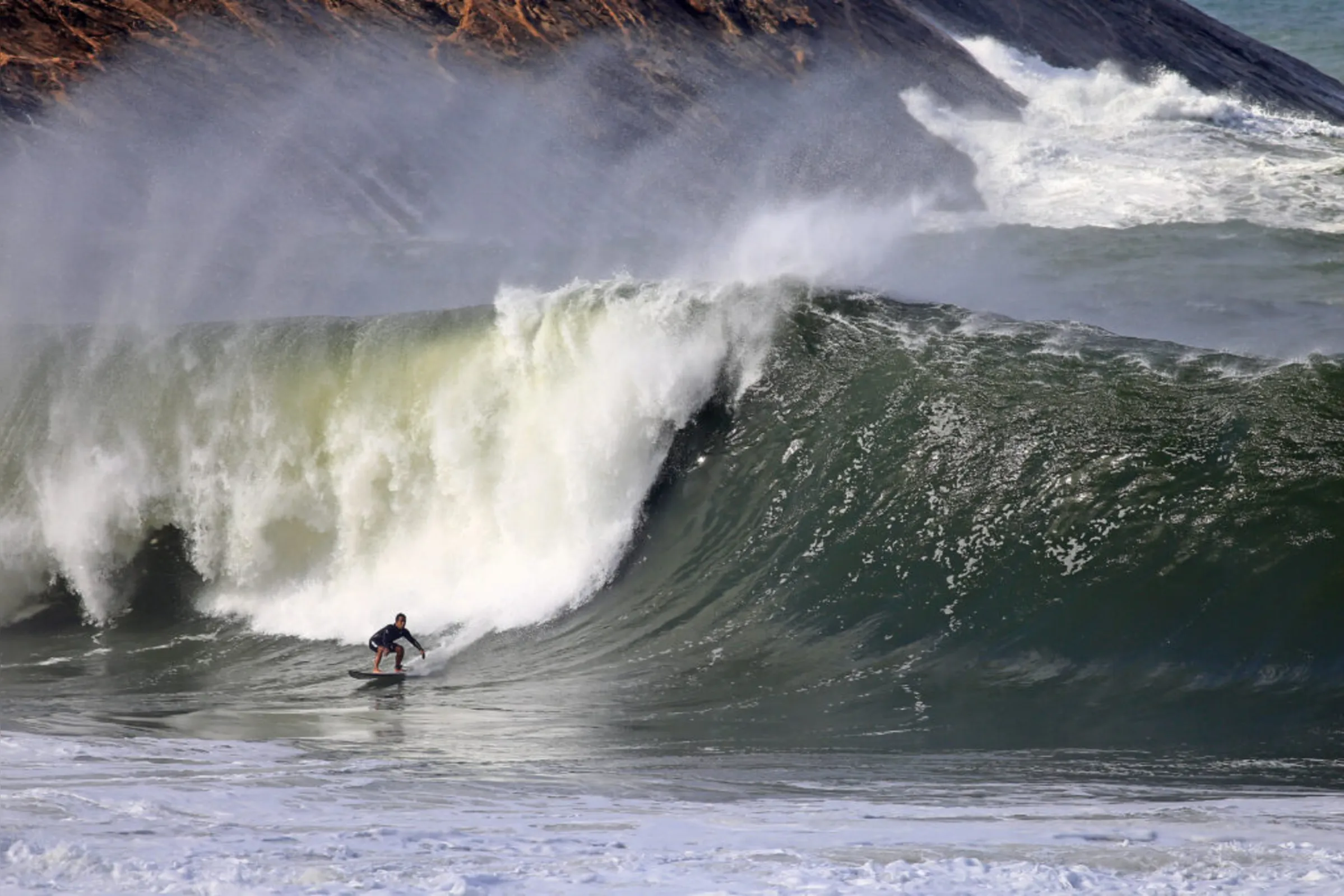 Imagem ilustrativa da imagem Carioca Pedro Calado surfa onda de 6 metros e leva Itacoatiara Big Wave 2021