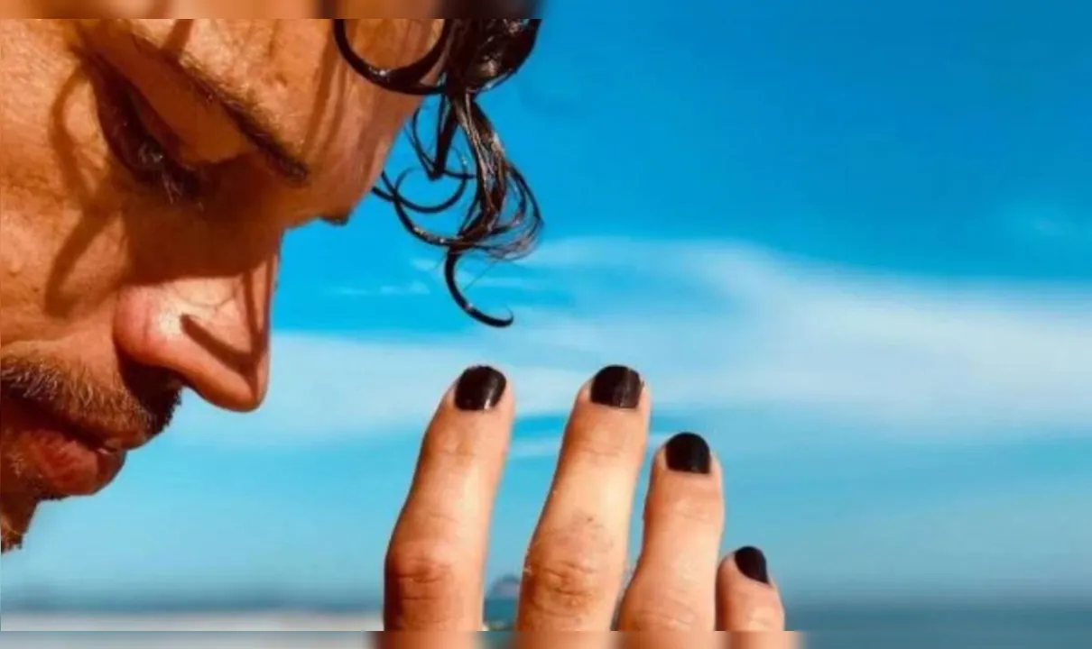 Imagem ilustrativa da imagem José Loreto decide pintar as unhas de preto e incomoda internautas: "Ridícul*"