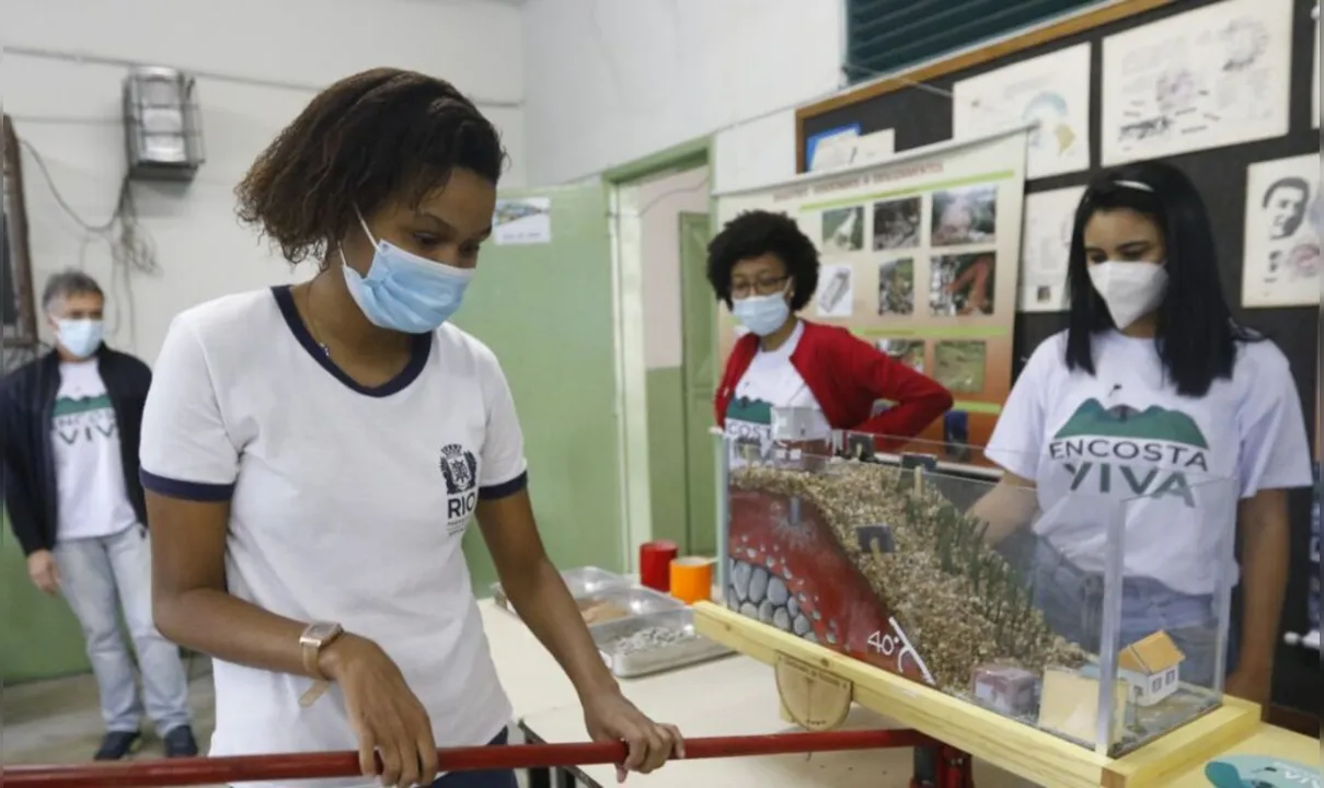 Alunos do 8º ano da Escola Municipal Reverendo Martin Luther King participam de oficina interativa com maquete sobre deslizamentos de terra do projeto Encosta Viva, da Escola Politécnica da UFRJ.