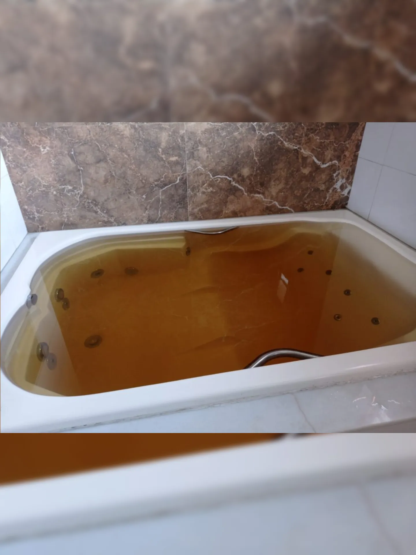 Imagem ilustrativa da imagem Entra sujo e sai mal lavado: água suspeita preocupa em Niterói