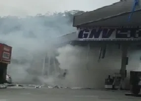 Imagem ilustrativa da imagem Carro pega fogo em posto de combustível de São Gonçalo
