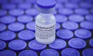 Imagem ilustrativa da imagem Covid-19: três doses da vacina Pfizer neutralizam a nova variante Ômicron