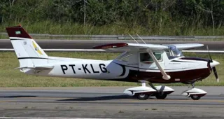 Imagem ilustrativa da imagem Avião de pequeno porte cai e deixa dois feridos na Zona Oeste do Rio