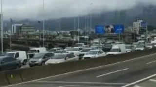 Imagem ilustrativa da imagem Acidente interdita via e complica trânsito na Ponte Rio-Niterói