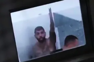 Imagem ilustrativa da imagem Vídeo: Gabigol se irrita com invasão de torcedor no vestiário em momento íntimo