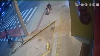 Imagem ilustrativa da imagem Campo minado: vídeo flagra jovem caindo em bueiro na Região Oceânica de Niterói