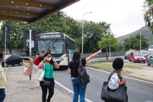 Imagem ilustrativa da imagem Atrasos e superlotação de ônibus revoltam trabalhadores