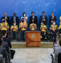 Imagem ilustrativa da imagem Bolsonaro recebe atletas olímpicos e paralímpicos