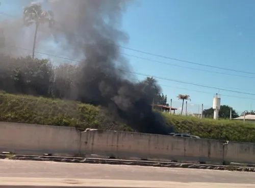 Imagem ilustrativa da imagem Carro pega fogo e interdita pista sentido Niterói da BR-101