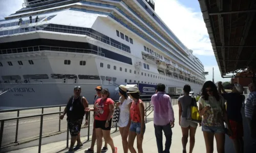 Transatlânticos chegam trazendo 20 mil turistas previstos para acompanhar o réveillon de Copacabana, movimenta o Terminal Internacional de Cruzeiros Pier Mauá, na zona portuária (Fernando Frazão/Agência Brasil)