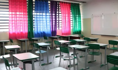 São Paulo - Sala de aula vazia da Escola Estadual Terezine Arantes Ferraz Bibliotecaria, no Parque Casa de Pedra, zona norte da capital.