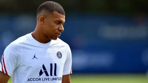 Imagem ilustrativa da imagem Mbappé admite ter chamado Neymar de "vagabundo" e mostra insatisfação no PSG