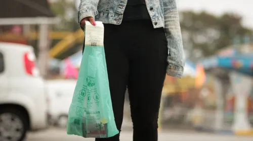 Imagem ilustrativa da imagem Mercados de Maricá não podem mais cobrar por sacolas