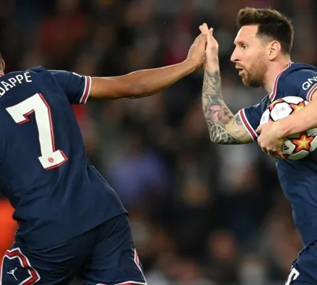 Imagem ilustrativa da imagem Sem Neymar, PSG vence com show de Mbappé e Messi na Champions