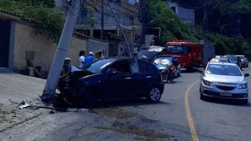 Imagem ilustrativa da imagem Carro bate em poste e deixa pessoa ferida em Niterói