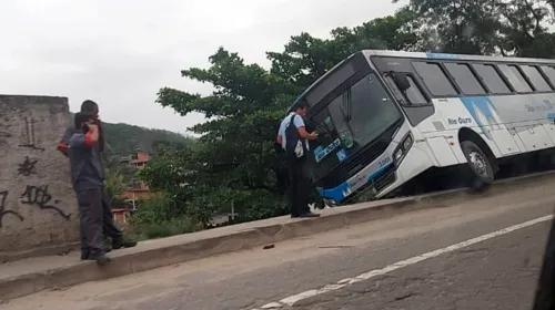 Imagem ilustrativa da imagem Ônibus fora de controle fica à beira da queda em comunidade da RJ-106