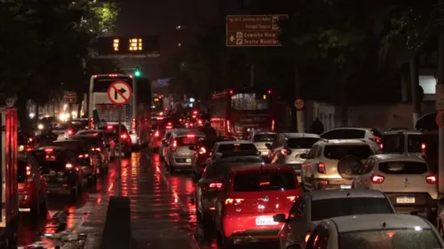 Imagem ilustrativa da imagem Chuva e trânsito lento na volta para casa em Niterói e SG