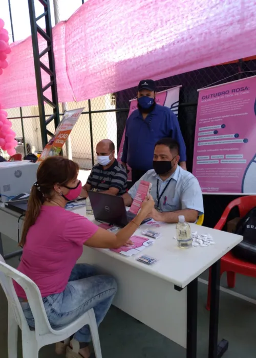 Imagem ilustrativa da imagem Águas de Niterói distribui material relacionado ao Outubro Rosa em evento na Ilha da Conceição