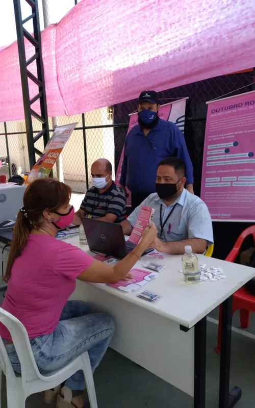 Imagem ilustrativa da imagem Águas de Niterói distribui material relacionado ao Outubro Rosa em evento na Ilha da Conceição