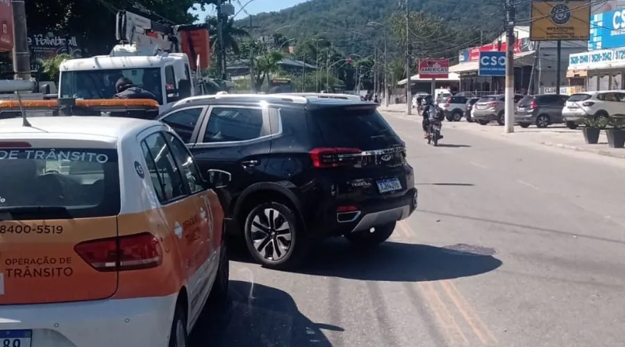 Imagem ilustrativa da imagem Acidente entre carro e moto interdita parte de via na Região Oceânica de Niterói