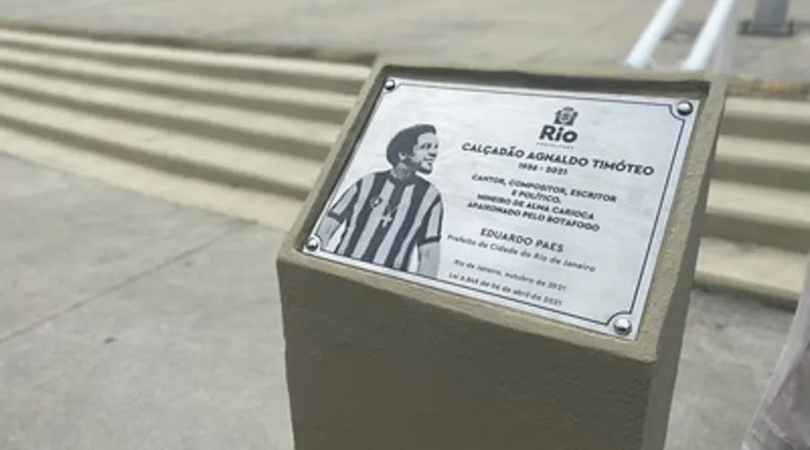 Imagem ilustrativa da imagem Cantor Agnaldo Timóteo tem nome eternizado em calçada do Engenhão