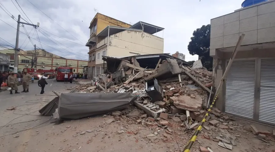 Imagem ilustrativa da imagem Desabamento de prédio na Baixada deixa um morto e três feridos