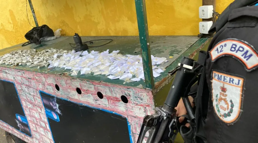 Imagem ilustrativa da imagem Bando foge da PM em Niterói e deixa rastro de drogas