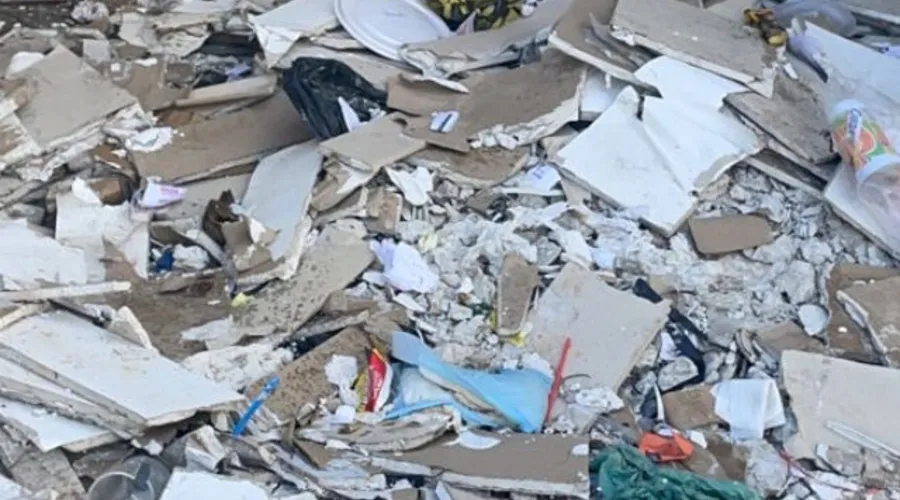 Imagem ilustrativa da imagem Loja que jogava lixo em via pública é multada em São Gonçalo