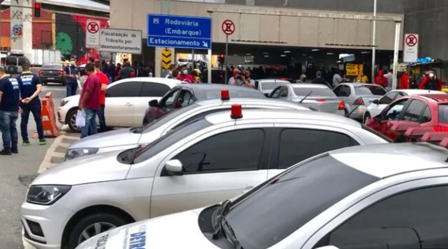 Imagem ilustrativa da imagem 'Operação Feriadão' fiscaliza transporte irregular em rodoviária no Rio