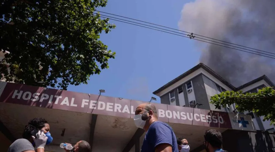 Bombeiros controlam incêndio no hospital de Bonsucesso, na zona norte do Rio de Janeiro.