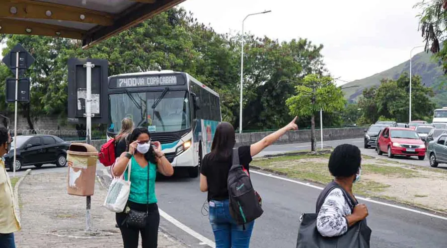 Imagem ilustrativa da imagem Atrasos e superlotação de ônibus revoltam trabalhadores