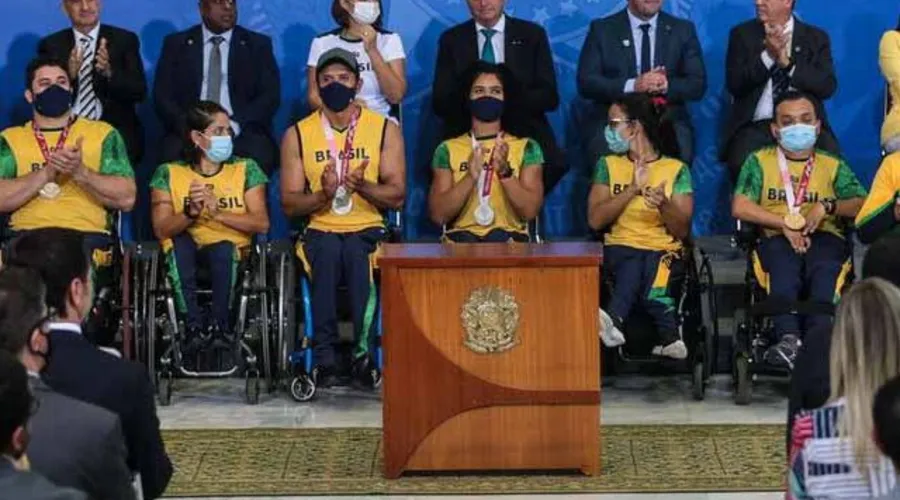 O presidente Jair Bolsonaro participa da cerimônia de recepção aos atletas olímpicos e paralímpicos que participaram da Olimpíada de Tóquio, no Palácio do Planalto