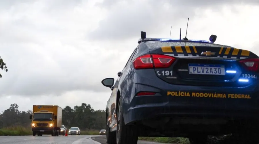 A Polícia Rodoviária Federal (PRF) informa que todas as rodovias federais na Bahia encontram-se com o livre fluxo de veículos, não havendo nenhum ponto de retenção total ou parcial