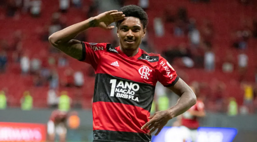 Imagem ilustrativa da imagem Flamengo tem Vitinho suspenso e acumula problemas para o jogo contra o Juventude