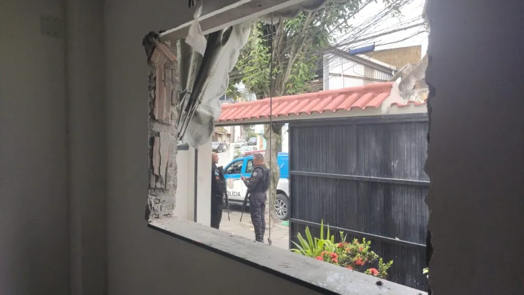 Imagem ilustrativa da imagem Expulsa pelo tráfico em Niterói de volta com ajuda da polícia