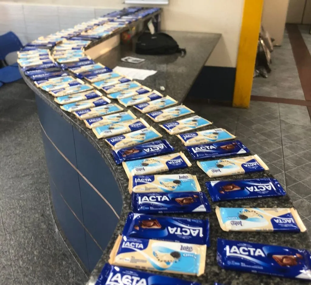 Imagem ilustrativa da imagem Ladrão 'formiguinha' é preso após furtar 91 barras de chocolate em mercado de SG