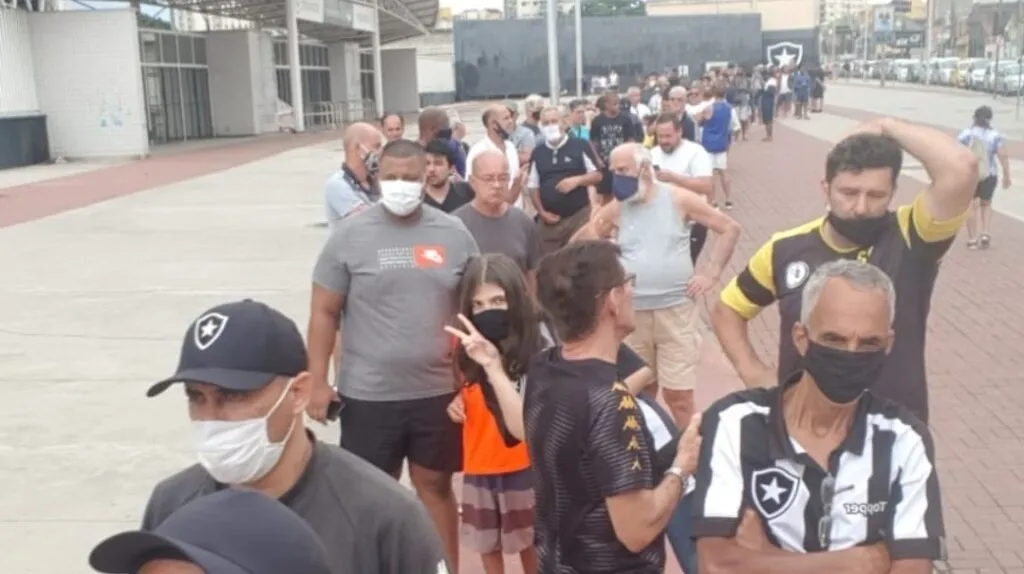 Imagem ilustrativa da imagem Manhã de filas longas em busca de ingressos para jogo decisivo do Botafogo
