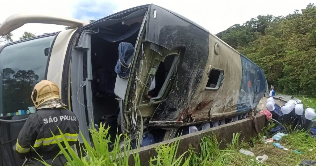 Imagem ilustrativa da imagem Seis mortos após ônibus tombar em rodovia de São Paulo